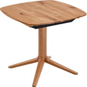 Ronde houten tafel met een massief tafelblad in natuurlijke houtlook en een centraal kruisvormig onderstel, vrijstaand op een witte achtergrond, schuin van bovenaf gezien