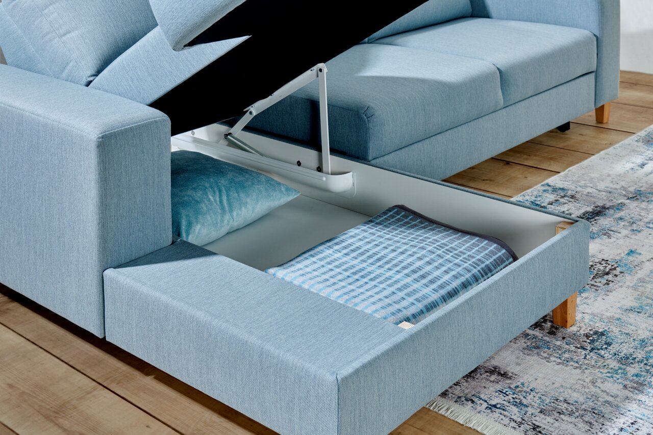 Rundecke Ottli in hellblauem Stoff mit geöffneter Stauraumfunktion, seitliche Perspektive