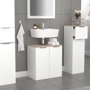 Modernes Badezimmermöbel-Set in Weiß mit Holzoptik-Ablage, Waschtischunterschrank mit ovalem Aufsatzwaschbecken und hohem Seitenschrank, frontale Perspektive leicht von rechts.