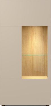 Moderne Vitrine/Schrank in Hellgrau mit mittigem Holzfach, Glasboden und warmer LED-Beleuchtung, frontal von vorne fotografiert