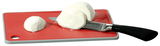 Rotes Schneidebrett mit grauem Rand, darauf ein Messer und geschnittene Mozzarella-Kugeln, aus der Vogelperspektive.