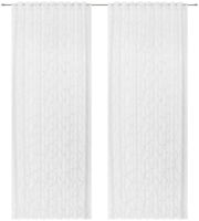 Zwei weiße Fertigvorhänge mit dezentem Muster, frontal betrachtet.