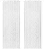 Zwei weiße Fertigvorhänge mit dezentem Muster, frontal betrachtet.