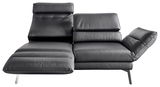 Modernes, schwarzes 2er-Sofa mit verstellbaren Rückenlehnen, seitliche Perspektive