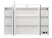 Weißer Badezimmerspiegelschrank mit geöffneten Spiegeltüren, Glasablagen und integrierter Leuchte oben, Frontansicht.