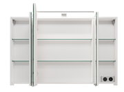Weißer Badezimmerspiegelschrank mit geöffneten Spiegeltüren, Glasablagen und integrierter Leuchte oben, Frontansicht.
