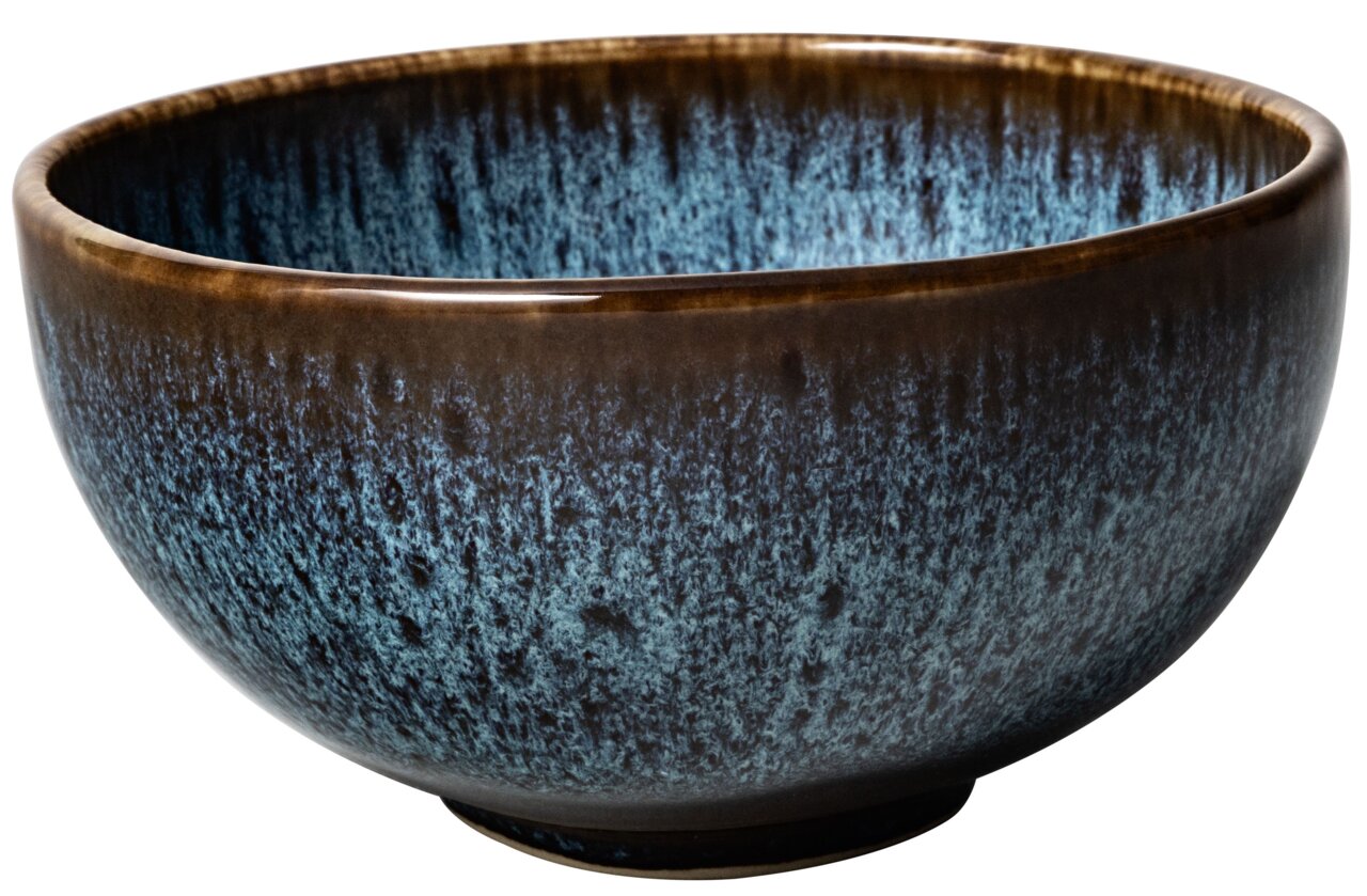 Like by Villeroy & Boch Suppenbowl LAVE GLACE Seitliche Ansicht einer blauen Müslischale mit braunem Rand und einzigartigem Muster.