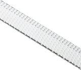 Nahaufnahme einer feinen Zester-Reibe aus Metall, seitliche Perspektive