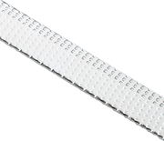 Nahaufnahme einer feinen Zester-Reibe aus Metall, seitliche Perspektive