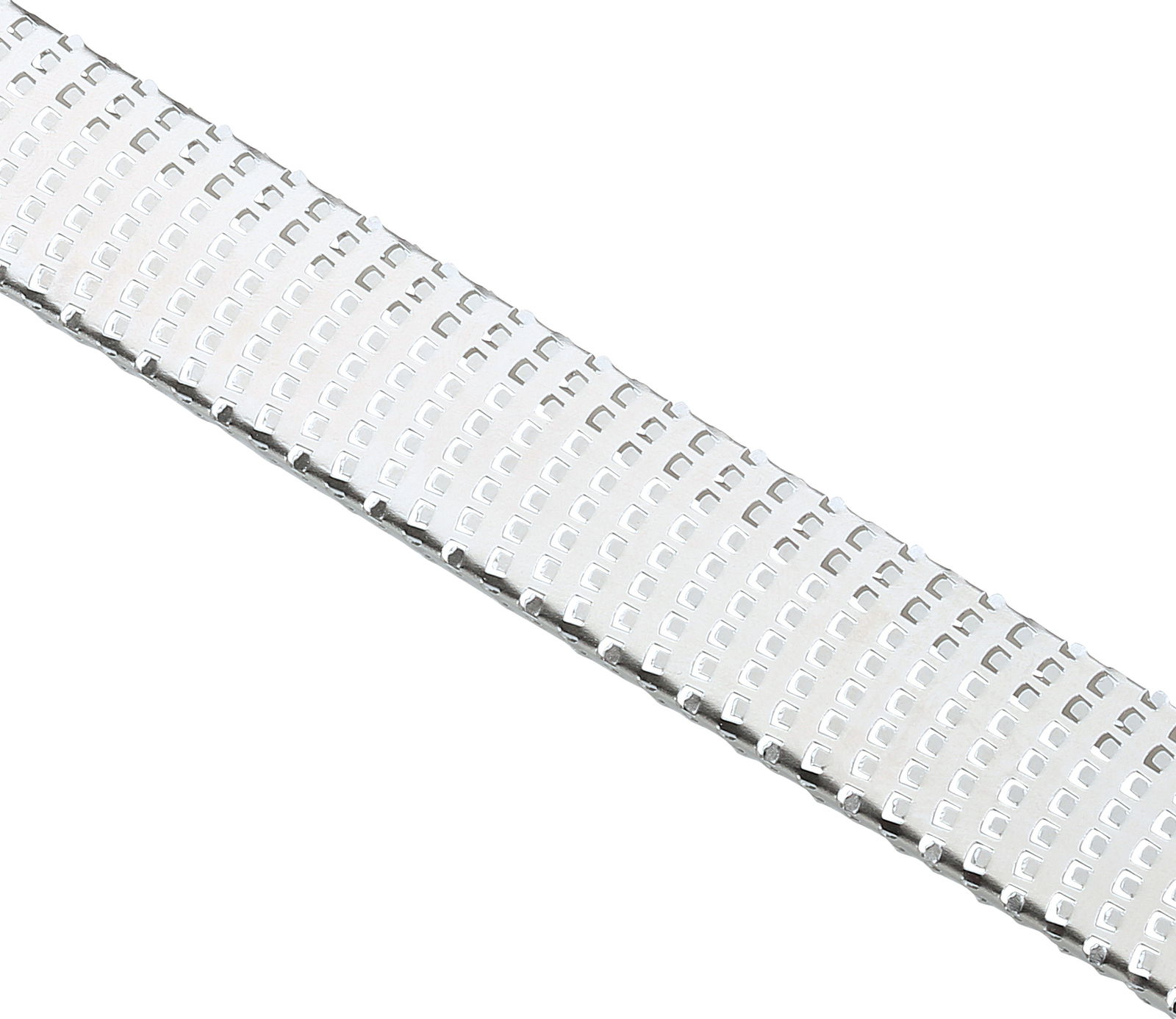 Nahaufnahme einer feinen Zester-Reibe aus Metall, seitliche Perspektive