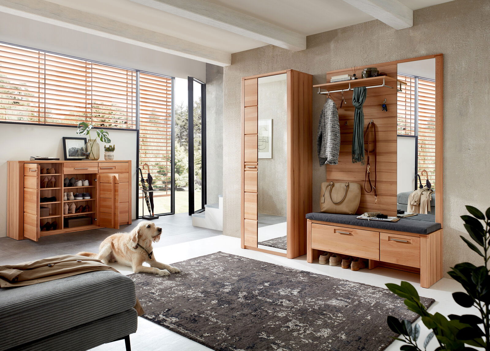 Linea Natura XL-Garderobenpaneel NATURE ONE XL-Garderobenpaneel in einem modernen Eingangsbereich, mit Holzoptik, Spiegel, Kleiderhaken und Sitzbank, seitliche Perspektive.