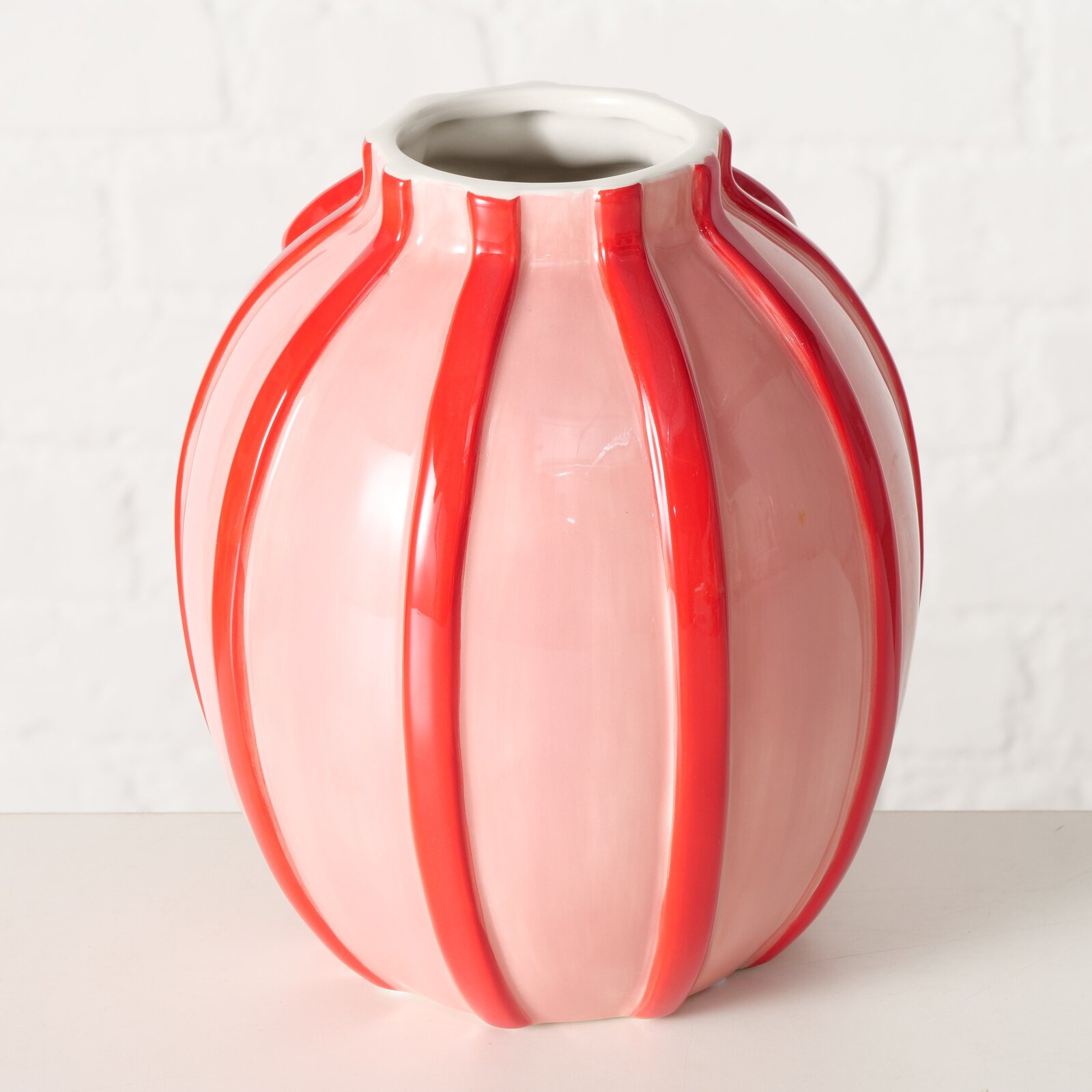 Vase Volta aus Steingut, 19,5 cm hoch, mit vertikalen roten Streifen auf rosa Hintergrund, seitliche Perspektive