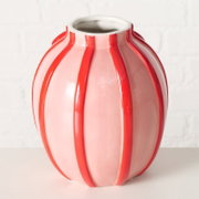 Vase Volta aus Steingut, 19,5 cm hoch, mit vertikalen roten Streifen auf rosa Hintergrund, seitliche Perspektive
