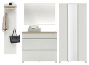 Garderoben-Set 4-tlg. in moderner, minimalistischer Optik mit weißem Finish und Holzdetails, bestehend aus einem Spiegel, einer Kommode, einem Kleiderschrank und einer Wandgarderobe. Frontalansicht.