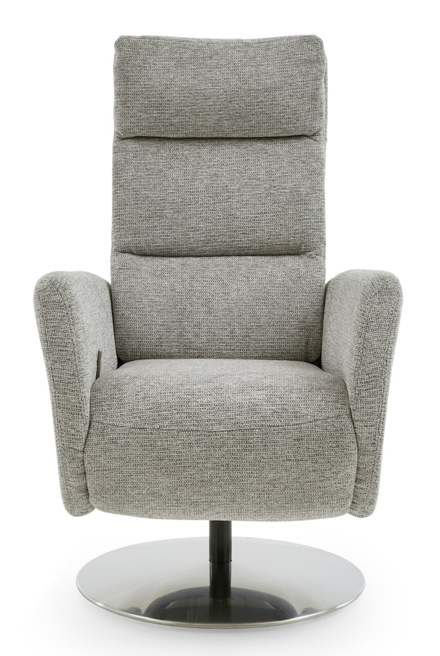 Grijze relaxfauteuil met hoge rugleuning en ronde metalen voet, vooraanzicht.
