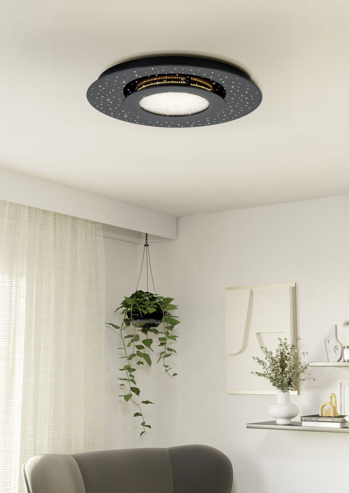 Moderne LED-Deckenleuchte in schwarzem Design mit funkelnden Details, von unten betrachtet in einem stilvoll eingerichteten Raum.