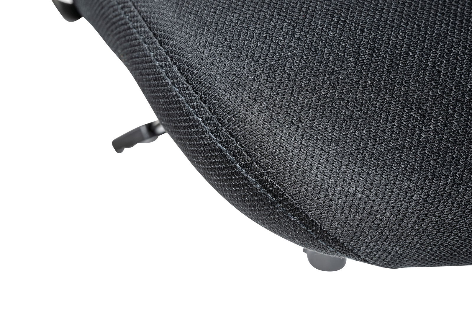 Nahaufnahme eines schwarzen Drehstuhlsitzes mit texturierter Oberfläche, seitliche Perspektive