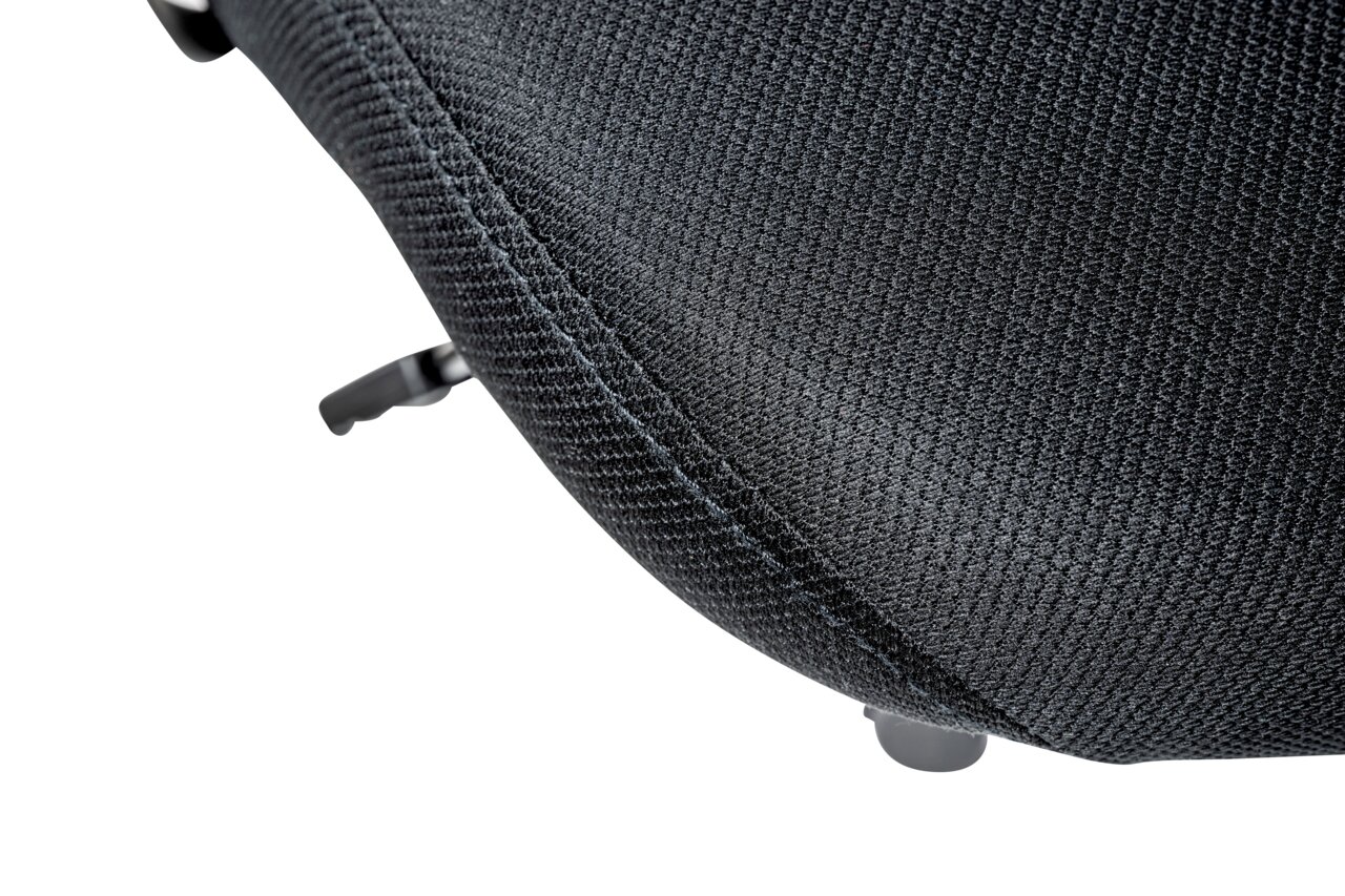 Nahaufnahme eines schwarzen Drehstuhlsitzes mit texturierter Oberfläche, seitliche Perspektive