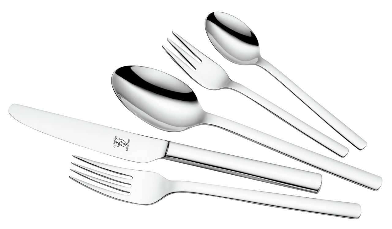 Set aus Edelstahlbesteck bestehend aus Messer, Gabel, Löffel und Teelöffel in Draufsicht.