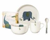Kindergeschirr-Set 5-tlg. Emma mit Elefantenmotiv, bestehend aus Teller, Schale, Tasse, Löffel und Buch, aus seitlicher Perspektive fotografiert.
