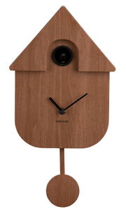 Moderne Wanduhr in Form eines Kuckucksuhrenhauses aus Holz, mit schwarzem Zifferblatt und Pendel, frontal abgebildet.