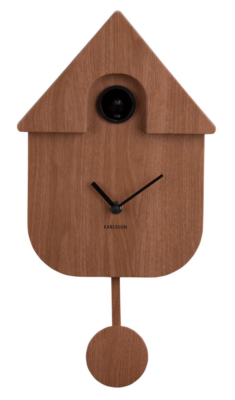 Moderne Wanduhr in Form eines Kuckucksuhrenhauses aus Holz, mit schwarzem Zifferblatt und Pendel, frontal abgebildet.