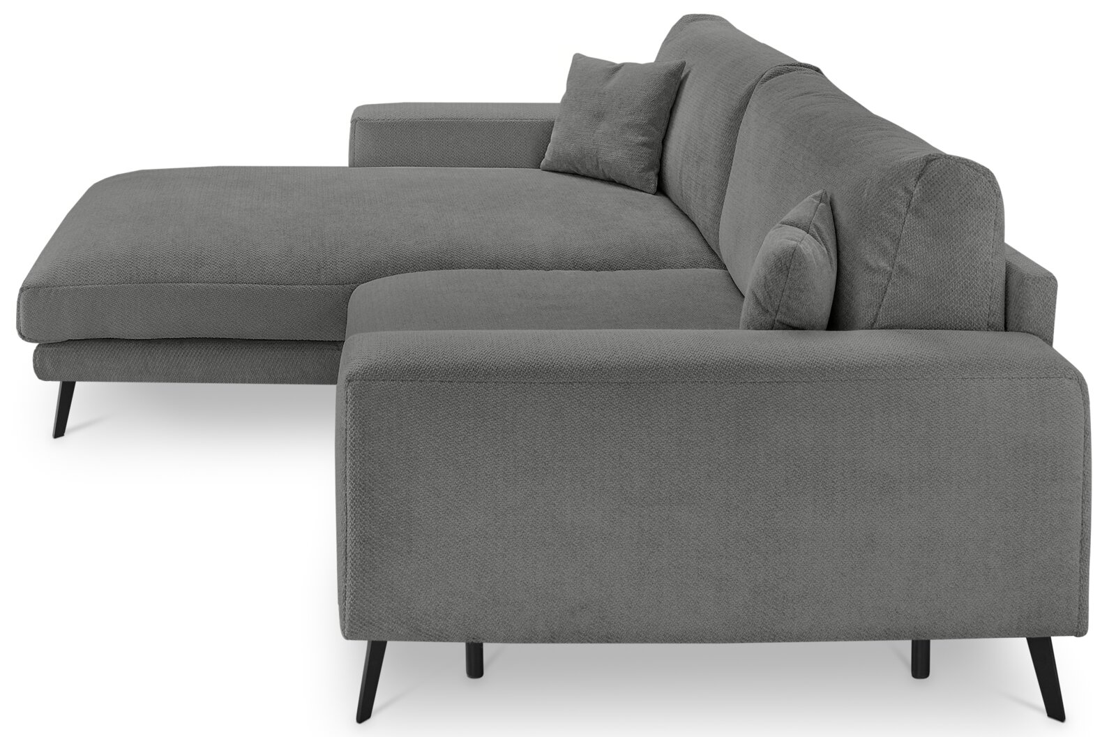 Graues, modern gepolstertes Ecksofa mit breiter Ottomane und schwarzen Metallfüßen, inklusive Kissen, aus seitlicher Perspektive (leicht schräg von vorn) freigestellt auf weißem Hintergrund.