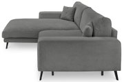 Graues, modern gepolstertes Ecksofa mit breiter Ottomane und schwarzen Metallfüßen, inklusive Kissen, aus seitlicher Perspektive (leicht schräg von vorn) freigestellt auf weißem Hintergrund.