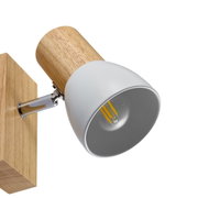 Moderner Strahler mit Holz- und Metallelementen, seitliche Perspektive