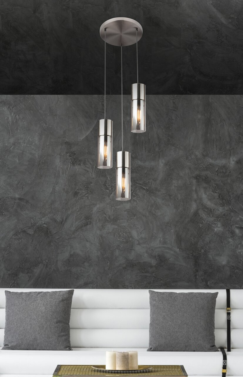 Moderne Hängeleuchte mit drei zylindrischen Lampenschirmen aus Metall und Glas, von der Decke hängend, in einem stilvollen Wohnzimmer mit grauer Wand und weißem Sofa. Perspektive von vorne.