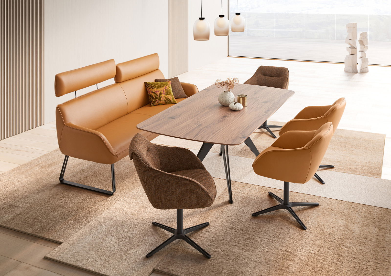 Moderne Esszimmergarnitur mit einem Holztisch und bequemen Stühlen in Lederoptik, seitliche Perspektive.