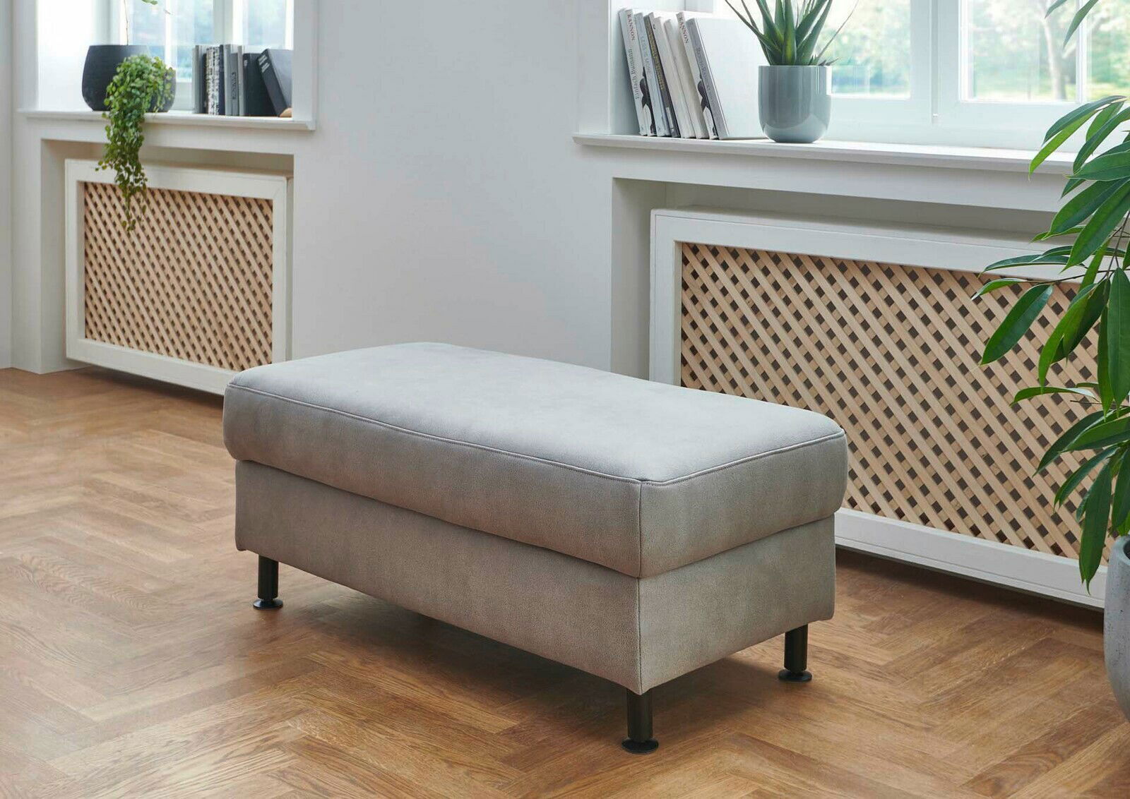 Grauer XXL Hocker in einem modernen Wohnzimmer, seitliche Perspektive