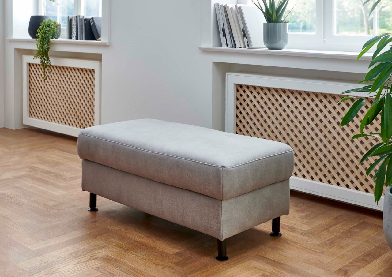 Beldomo System XXL Hocker ROSTOCK Grauer XXL Hocker in einem modernen Wohnzimmer, seitliche Perspektive