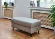 Grauer XXL Hocker in einem modernen Wohnzimmer, seitliche Perspektive