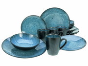 Kombiservice Capri 16-tlg. in blauer Keramik mit Tellern, Schalen und Tassen, aus seitlicher Perspektive fotografiert.