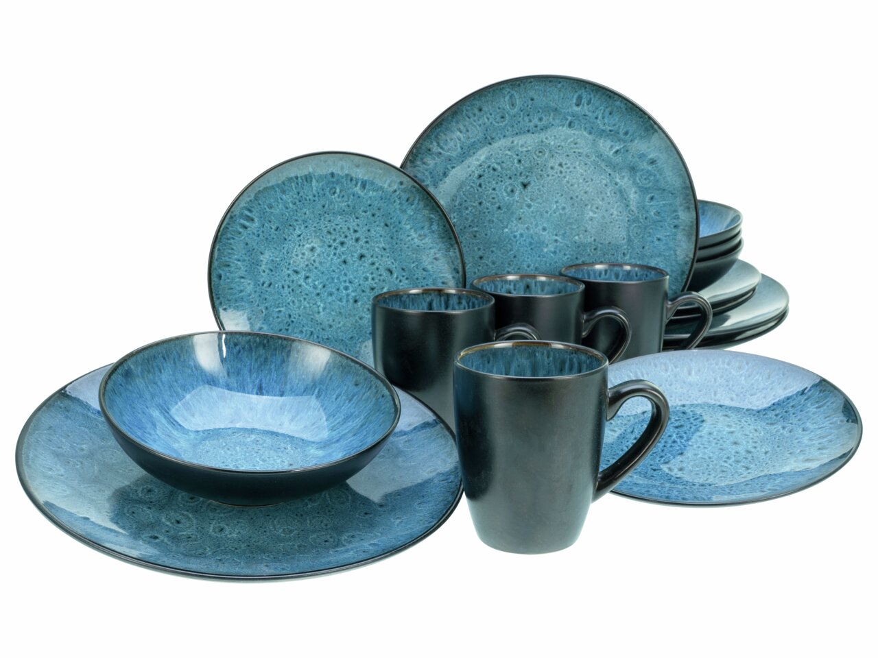 Creatable Kombiservice 16-tlg. CAPRI Kombiservice Capri 16-tlg. in blauer Keramik mit Tellern, Schalen und Tassen, aus seitlicher Perspektive fotografiert.