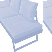 Graues Lounge-Sofa mit Kissen, seitliche Perspektive