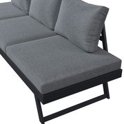 Graues Lounge-Sofa mit Kissen, seitliche Perspektive