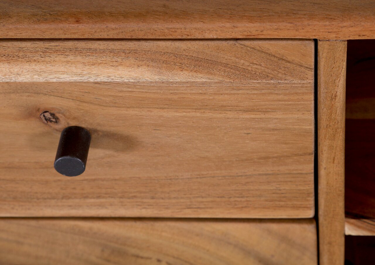 Nahaufnahme einer Holzschublade mit schwarzem Knopfgriff, perspektivisch von vorne.