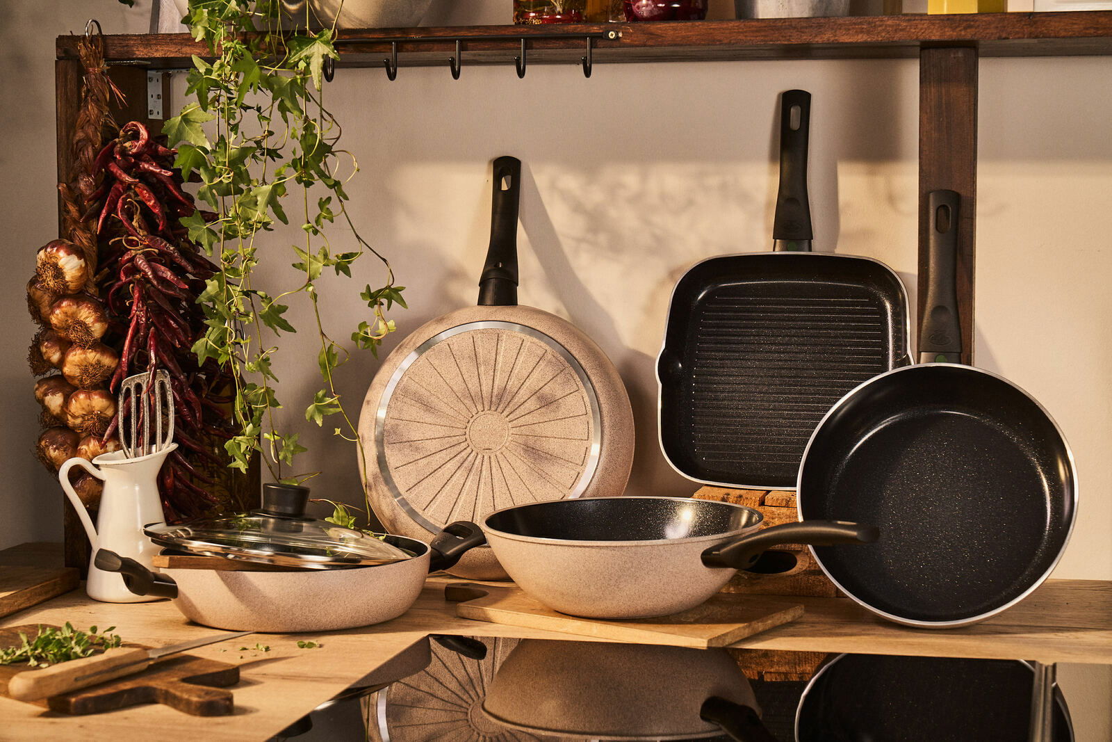 BALLARINI Grillpfanne LEDRO Grillpfanne mit 28 cm Durchmesser, aus der Perspektive von vorne, umgeben von weiteren Küchenutensilien und Dekorationen.