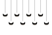Moderne Pendelleuchte mit mehreren kugelförmigen Lampen, von unten betrachtet.