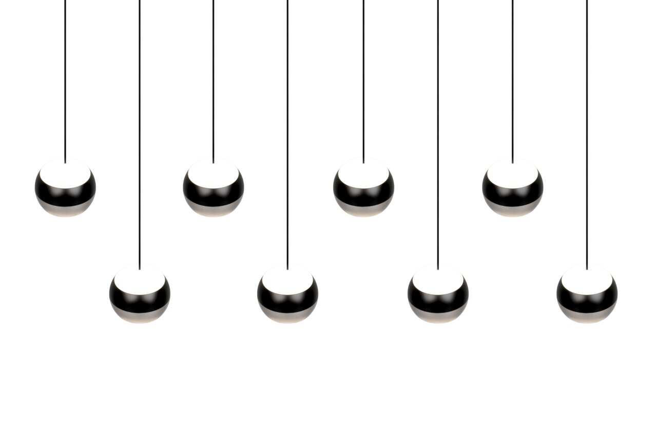 Moderne Pendelleuchte mit mehreren kugelförmigen Lampen, von unten betrachtet.