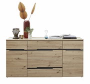 Frontale Ansicht eines modernen Sideboards aus Holz mit mehreren Schubladen und dekorativen Gegenständen darauf, darunter eine Vase mit getrockneten Blättern, eine Büste und Bücher.
