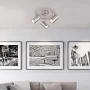 Moderner Deckenstrahler mit drei verstellbaren Leuchten, Perspektive von unten