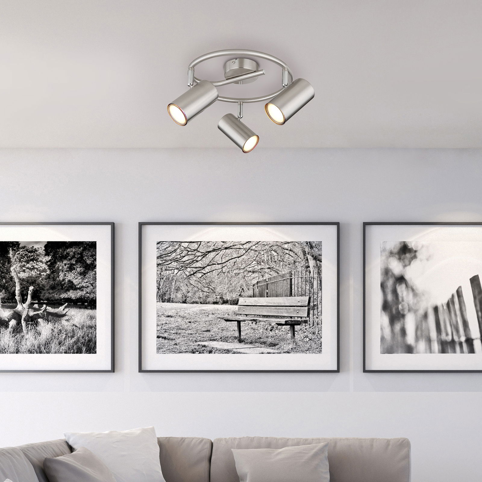 Moderner Deckenstrahler mit drei verstellbaren Leuchten, Perspektive von unten