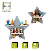 Graues, sternförmiges BOARTI Wandregal für Toniebox-/Musikbox-Figuren mit mehreren Holzablagen und bunten Figuren, frontale Ansicht auf weißem Hintergrund