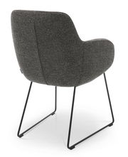 Rückansicht eines modernen Armlehnstuhls mit grauem Stoffbezug und schwarzen Metallbeinen.