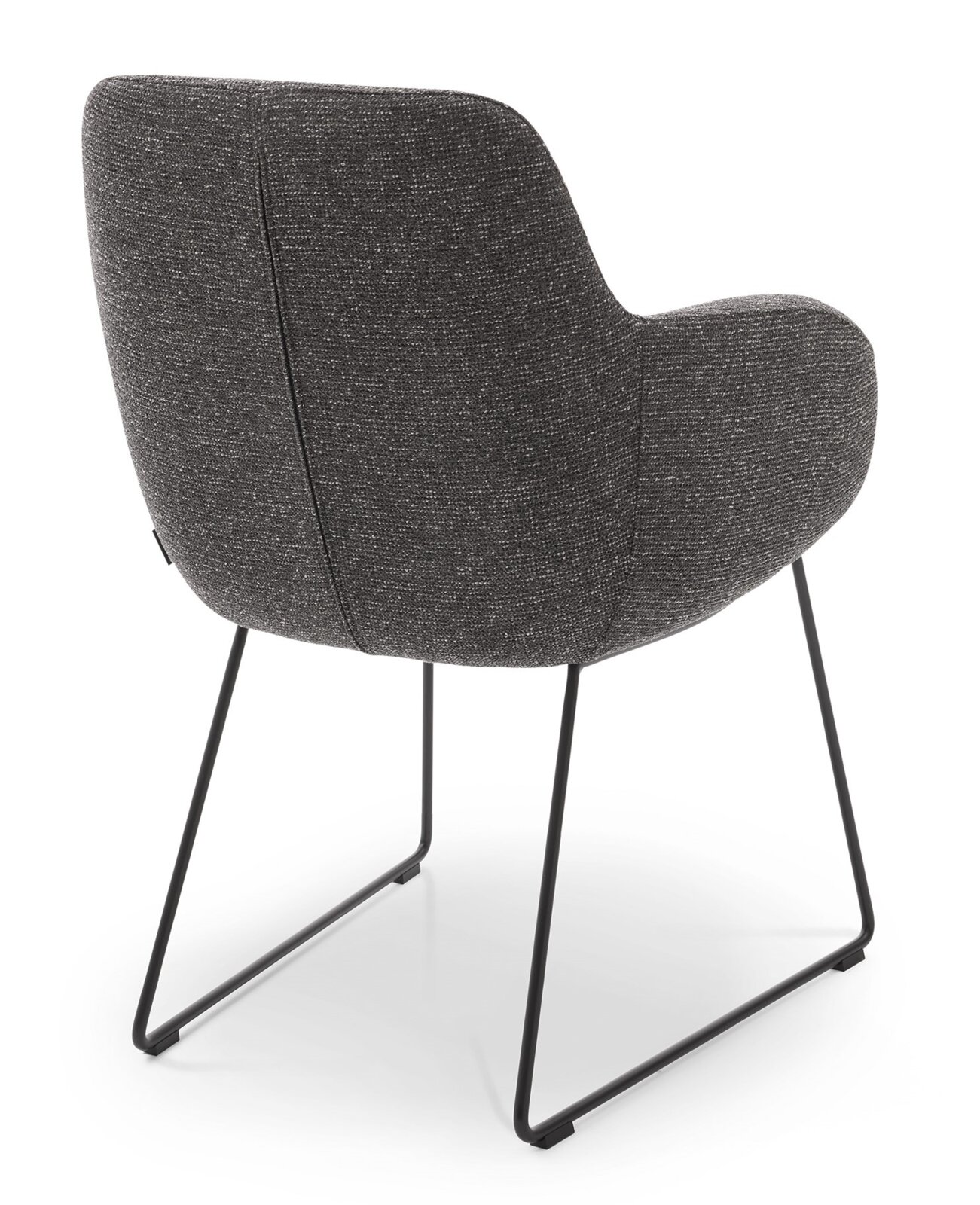 Achterkant van een moderne fauteuil met grijze stoffen bekleding en zwarte metalen poten.