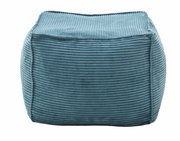 Quadratischer, mittelgroßer Hocker aus blauem, geripptem Stoff, frontal fotografiert.