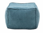 Vierkante, middelgrote poef van blauwe, geribbelde stof, gefotografeerd van voren.